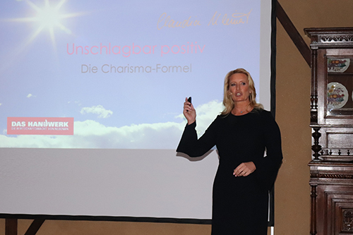 Claudia Kleinert bei ihrem Vortrag zum Thema Charisma und Ausstrahlung beim 1. SHK-Treff im Hotel Albus