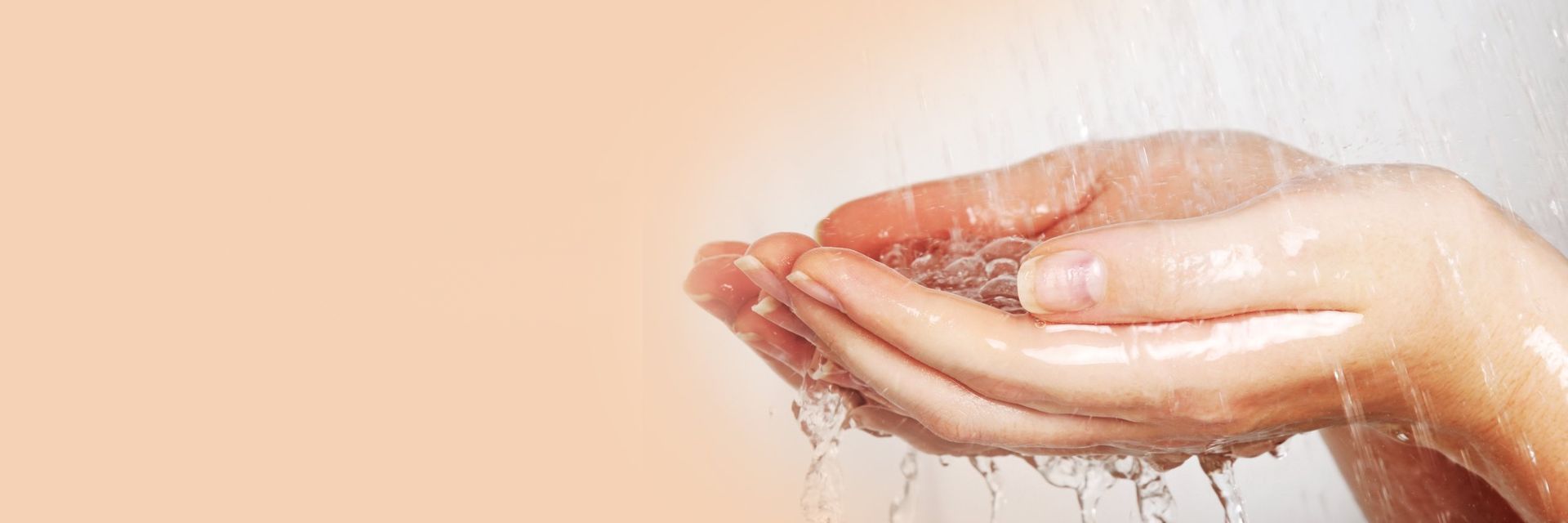 Hände fangen Wasser aus einer Dusche auf